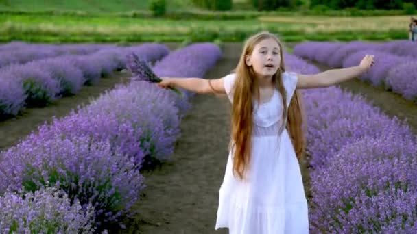 Meisje met een boeket van lavendel — Stockvideo