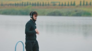 Kulaklıklar ile çalışan adam