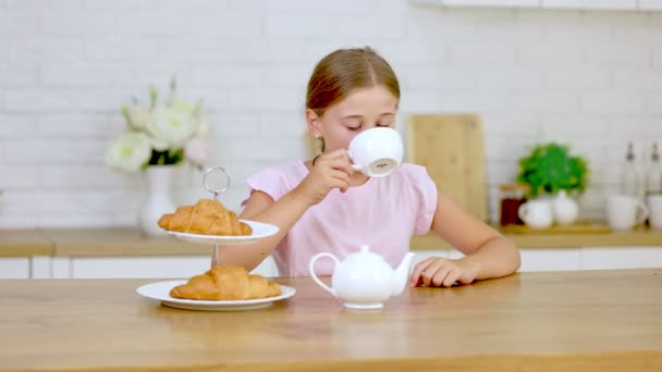 Дівчина п'є чай — стокове відео