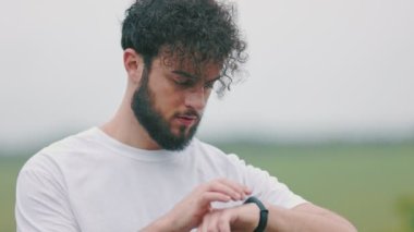 Adam saatini ütülüyor.