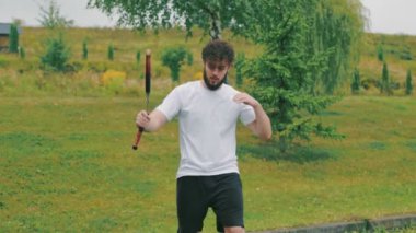 Adam mınçıka çeviriyor.