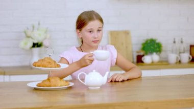 Çay İçen Kız