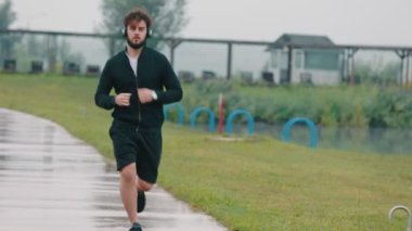 Kulaklıklar ile çalışan adam