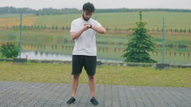 Adam saatini ütülüyor.