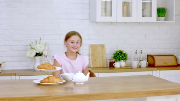 Dziewczyna spacery w kuchni — Wideo stockowe