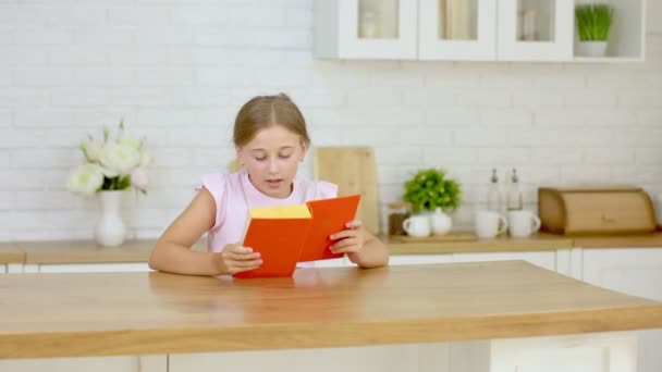 Κορίτσι που διαβάζει ένα βιβλίο — Αρχείο Βίντεο
