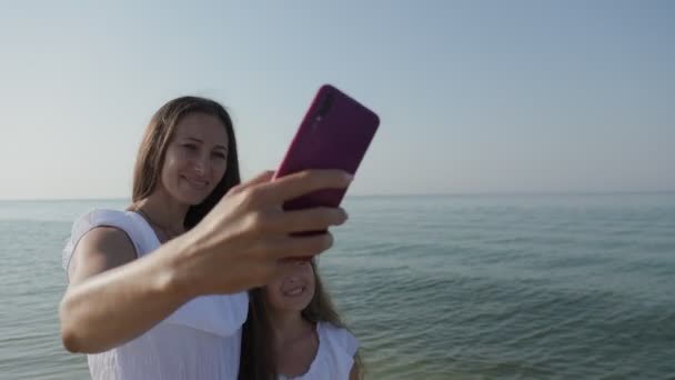 Máma a dcera vzít selfie — Stock video