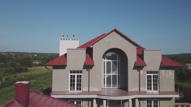 Три крана на крыше дома. — стоковое видео