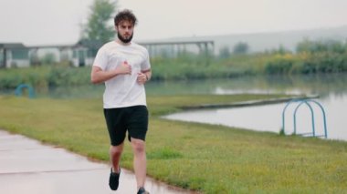 Sabah koşan bir adam.