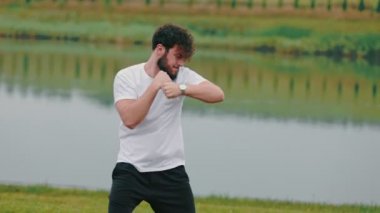 Adam yumruklarını sallıyor.