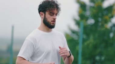 Adam saatini ütülüyor.