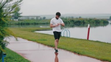 Adam şişeden su içiyor.