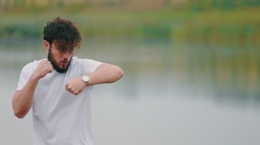 Adam yumruklarını sallıyor.