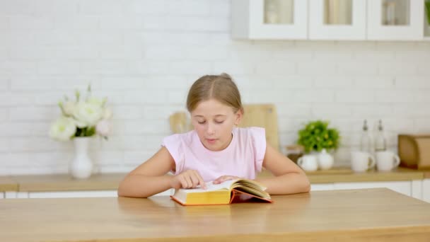 Gadis membaca buku — Stok Video