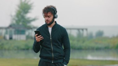 Kulaklıkla müzik dinleyen adam.