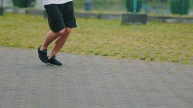 Sabah koşan bir adam.