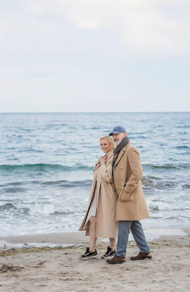 Verouderd Echtpaar Wandelen Langs Het Strand Tegen Achtergrond Van Zee — Stockfoto