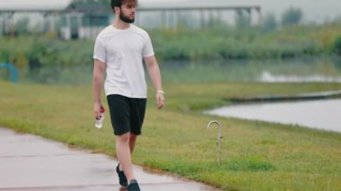 Bir adam yolda yürüyor.