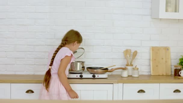 Gadis mengendus apa dalam panci — Stok Video