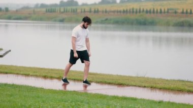 Sabah koşan bir adam.