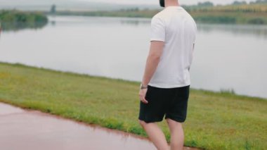 Bir adam yolda yürüyor.