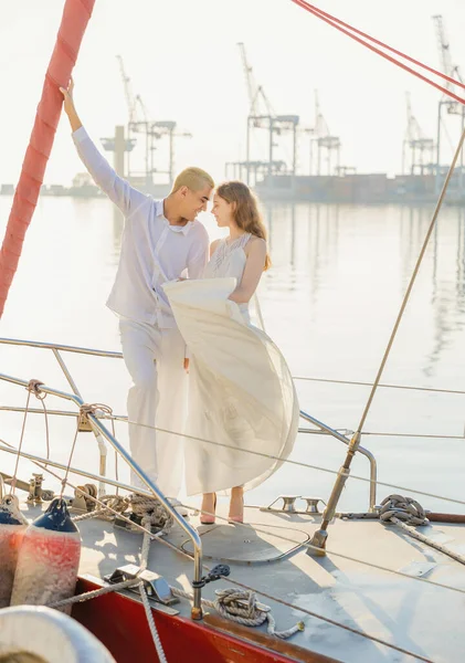 Het echtpaar is aan boord van het jacht — Stockfoto