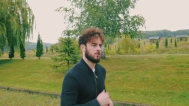 Pistte koşan bir adam