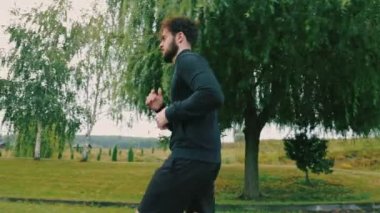 Pistte koşan bir adam