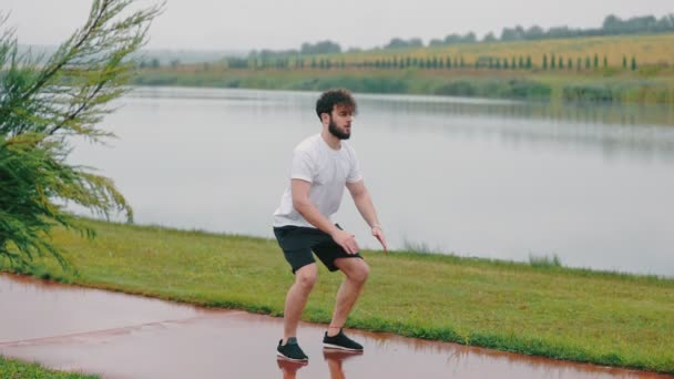 Człowiek squat dla treningu — Wideo stockowe