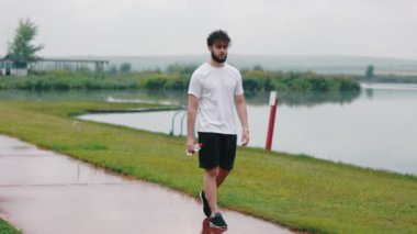 Bir adam yolda yürüyor.