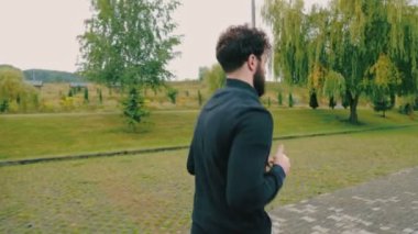 Pistte koşan bir adam