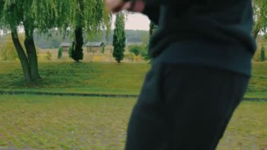 Pistte koşan bir adam