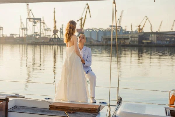 Het echtpaar is aan boord van het jacht — Stockfoto