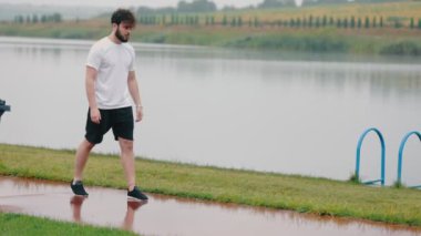 Sabah koşan bir adam.