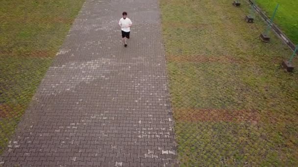 Un hombre corriendo una vista desde una altura — Vídeo de stock