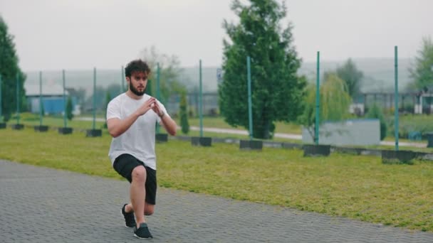 Manusia jongkok untuk latihan — Stok Video