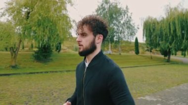 Pistte koşan bir adam