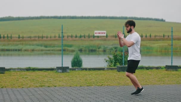 Mann hockt zum Training — Stockvideo