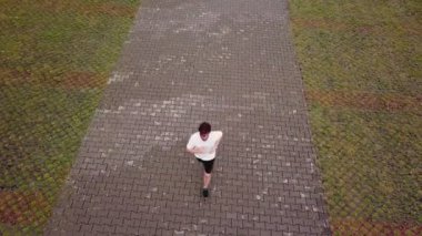 Yüksekten bakan bir adam