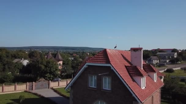 Ein Kran steht auf dem Dach — Stockvideo