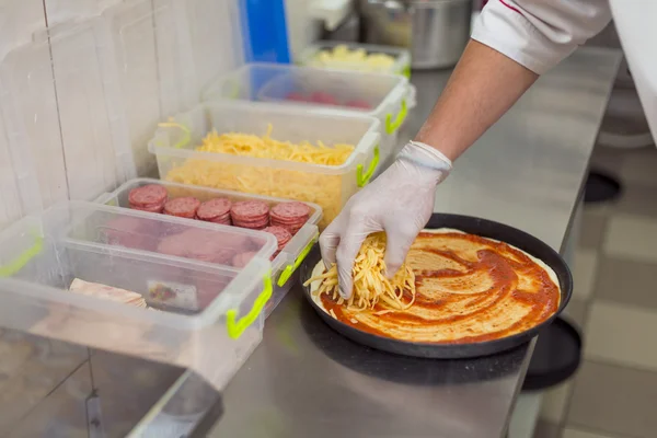 Cook pizza — Stock Photo, Image