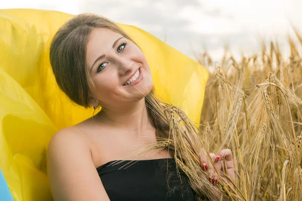 Vrouw met een Oekraïense vlag — Stockfoto