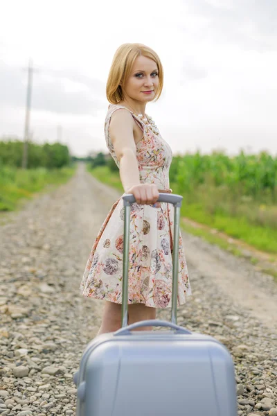 Meisje met een koffer — Stockfoto
