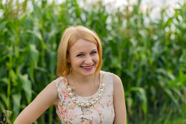 Porträt einer Blondine — Stockfoto