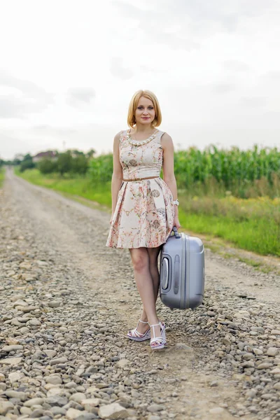 Ragazza con una valigia — Foto Stock