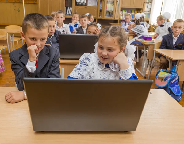 Žáci na počítač — Stock fotografie