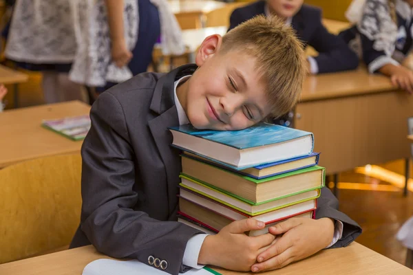 Chico se quedó dormido abrazando el libro —  Fotos de Stock