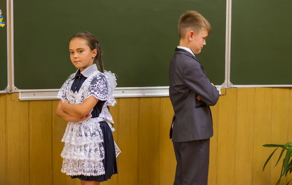 Mädchen und Junge in der Nähe der Tafel — Stockfoto