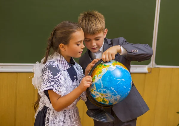 Girl and boy with globe — Stock Photo, Image