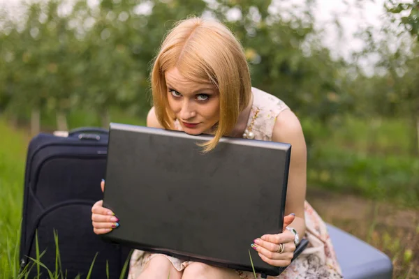 Girl with a computer — Stock Photo, Image